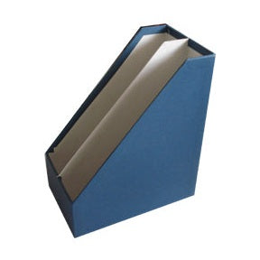 Porta revistas duplo azul de 30x25x16cm, feito de cartão, ideal para organizar publicações e documentos em casa ou escritório.