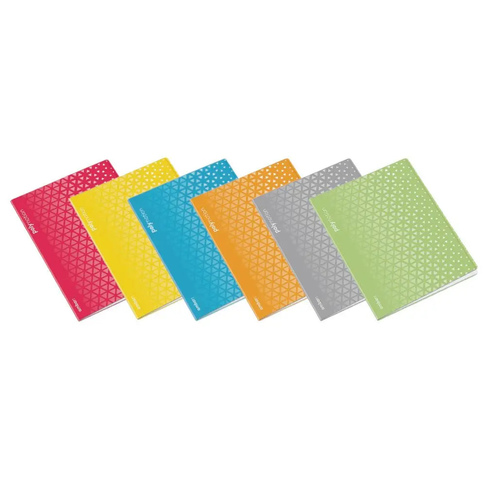 Caderno A4 quadriculado Âmbar Agrafado da marca Ambar com 48 folhas, vista da capa com detalhes do acabamento.