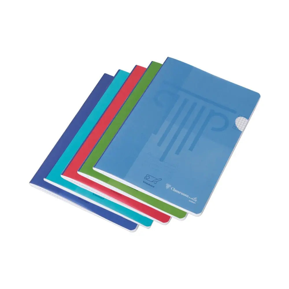 Caderno A4 quadriculado pastel Ambar, agrafado, com capa colorida e 48 folhas, ideal para anotações e estudos.
