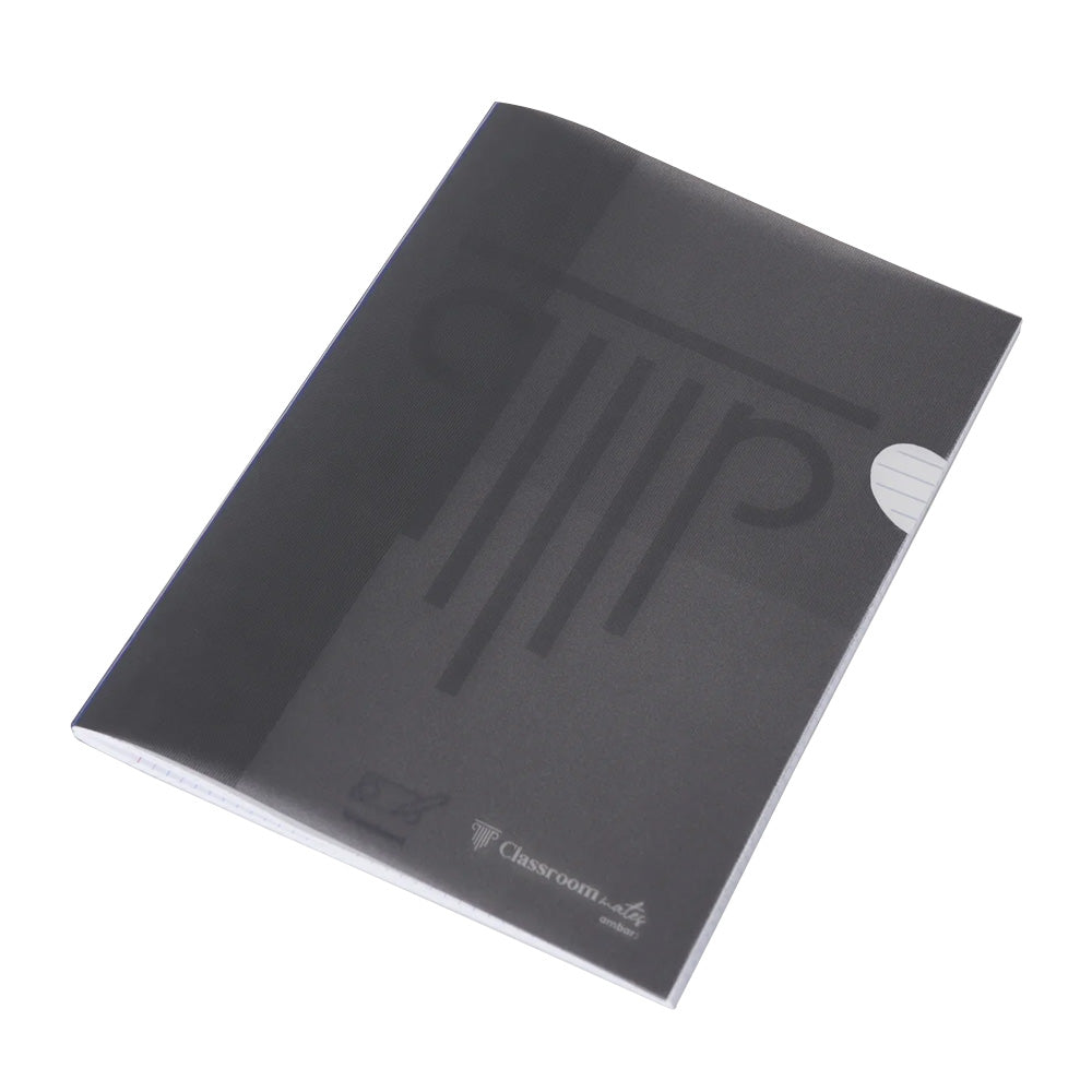 Caderno agrafado A4 pautado da Ambar, capa preta de plástico PP, com 48 folhas para estudo e escrita.