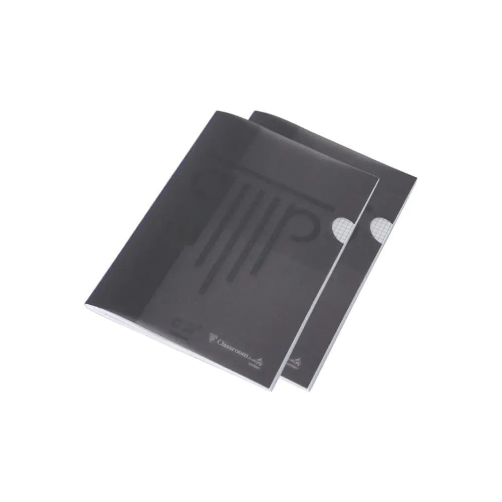 Dois cadernos agrafados A4 quadriculados da marca Ambar, com capa preta e material PP, lado a lado.