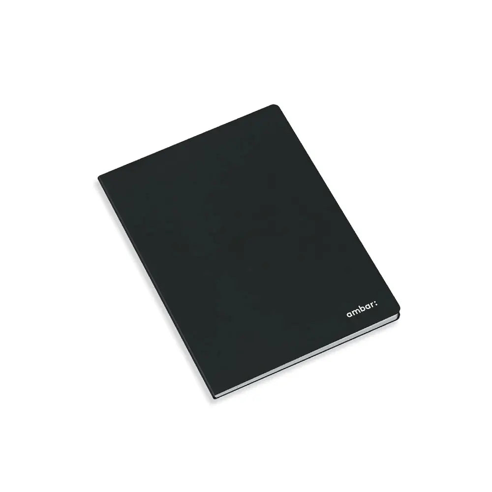 Caderno agrafado A5 liso Ambar preto com 80 folhas, ideal para escrever e estudar.