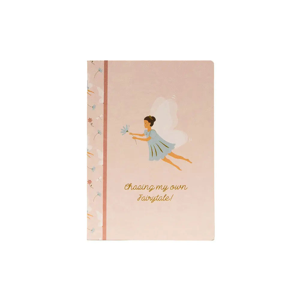Caderno agrafado A5 pautado Fairies Rose da marca Ancor com 48 folhas, design delicado de fadas em rosa.
