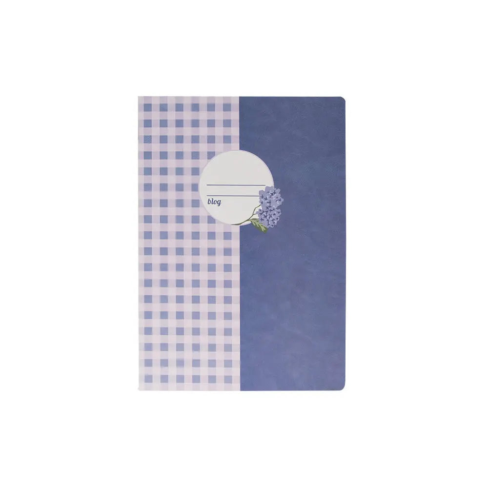 Caderno agrafado A5 pautado Provence Vichy com 48 folhas, fabricado pela marca Ancor, com capa decorada em estilo clássico.