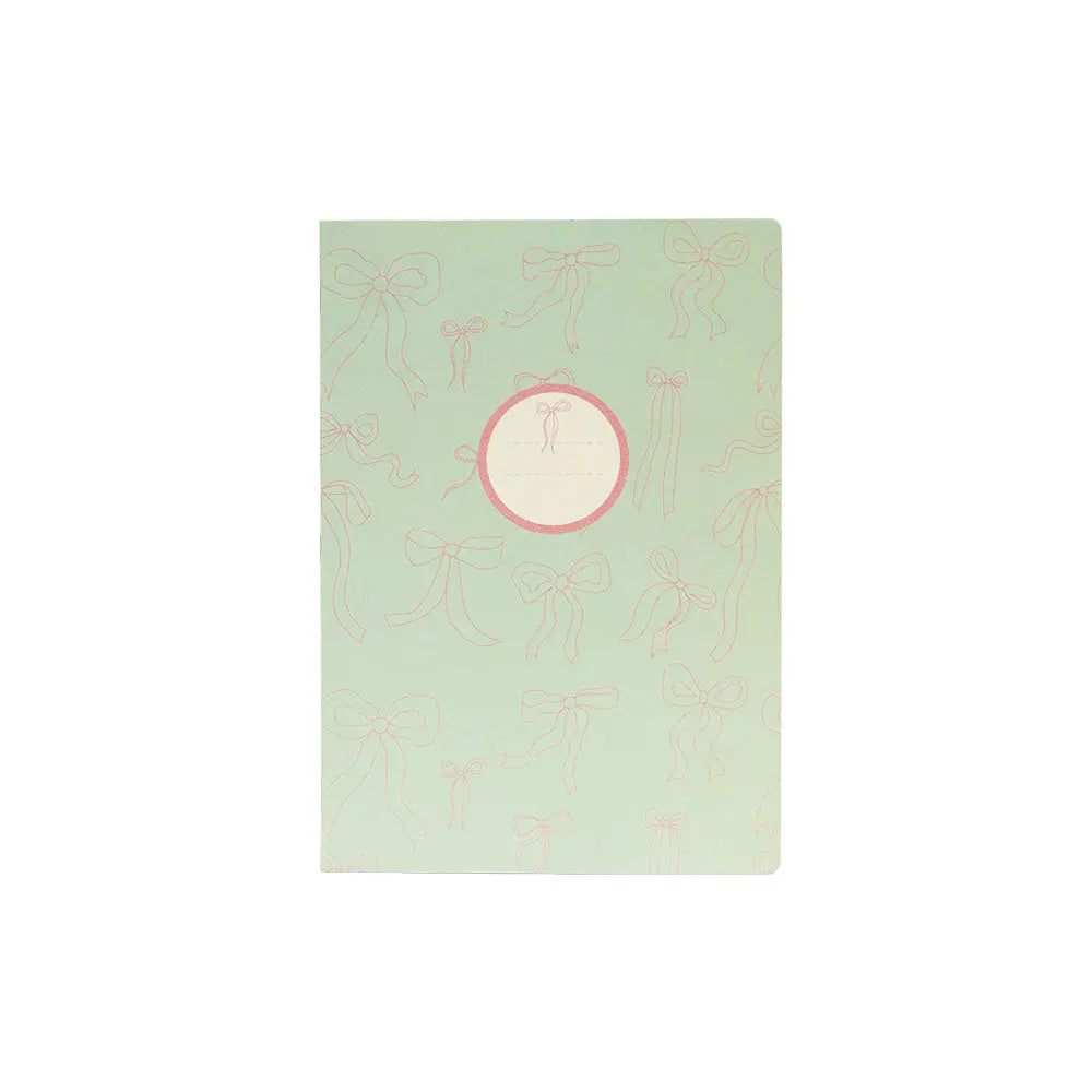 Caderno agrafado A5 pautado verde da marca Ancor com 48 folhas, ideal para anotações e estudos.