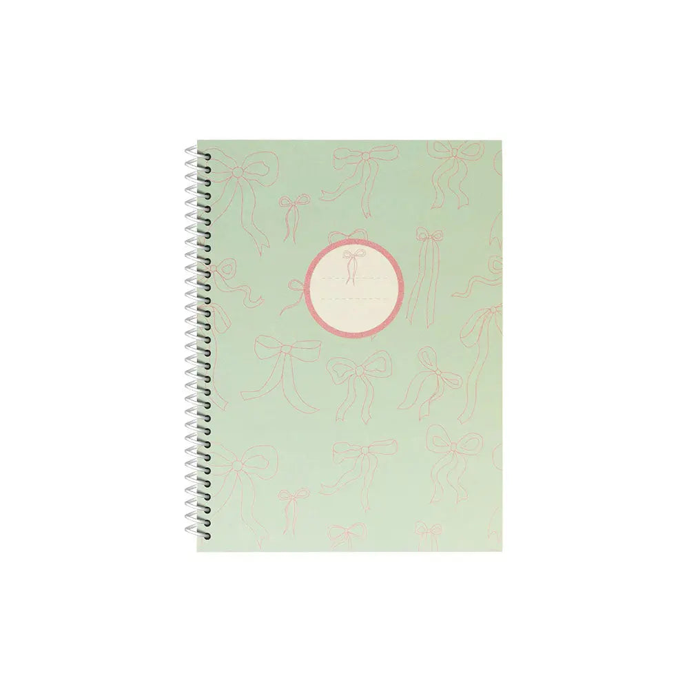 Caderno espiral A5 pautado LACES verde da Ancor com 80 folhas para escrita e estudos, vista frontal do produto.