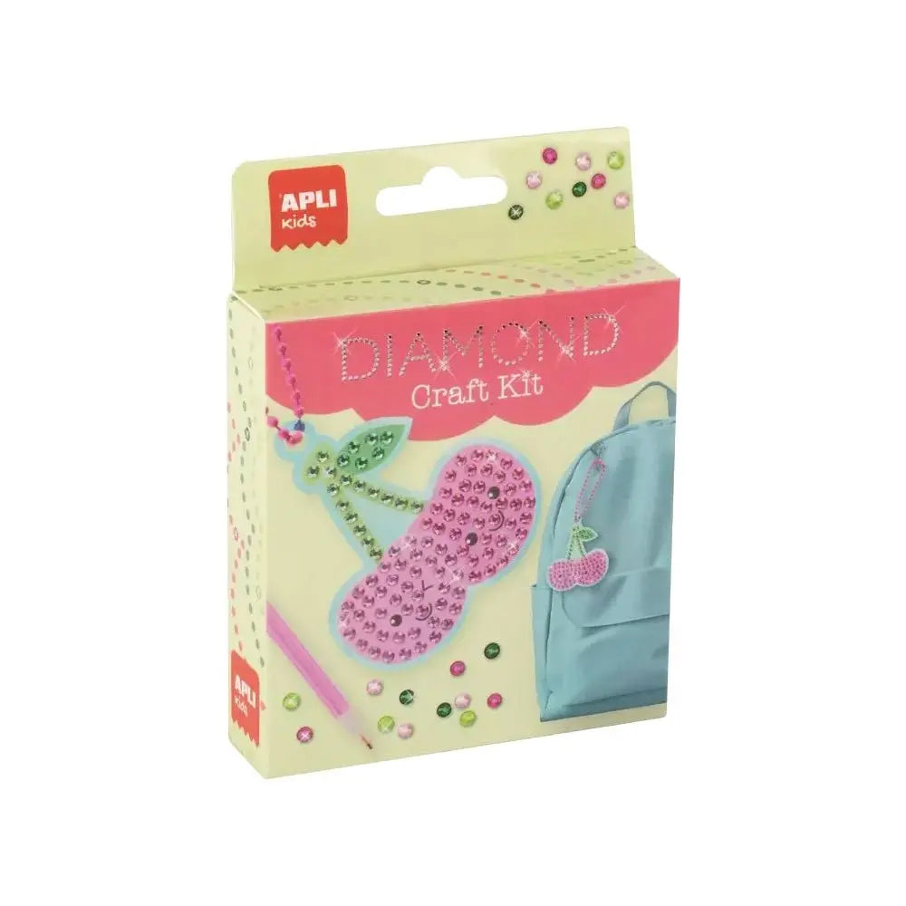 Conjunto de adereços para crianças com tema cereja, parte do Kit Craft Diamond da Apli, incluindo acessórios coloridos e divertidos.