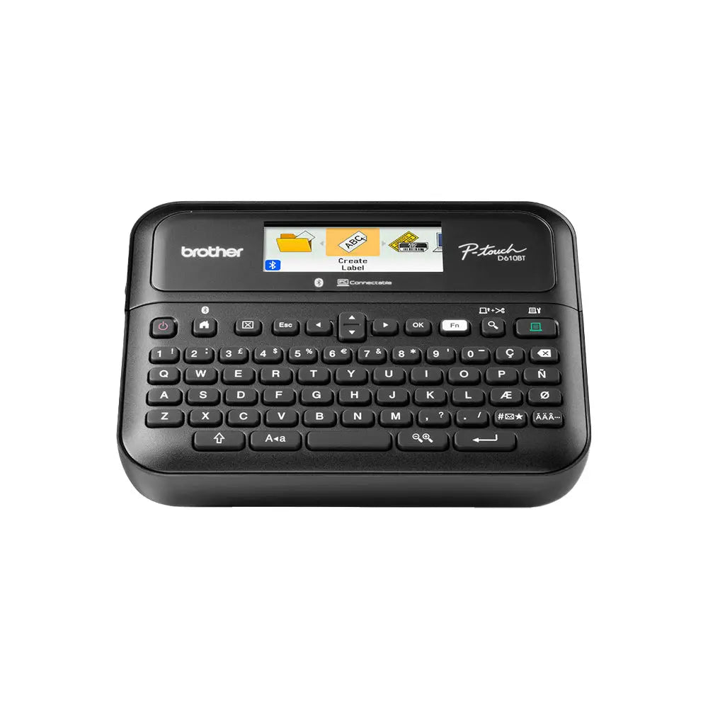 Rotuladora Brother PT-D610BT com Bluetooth e USB-A, exibindo etiquetas coloridas e painel de controle na frente.