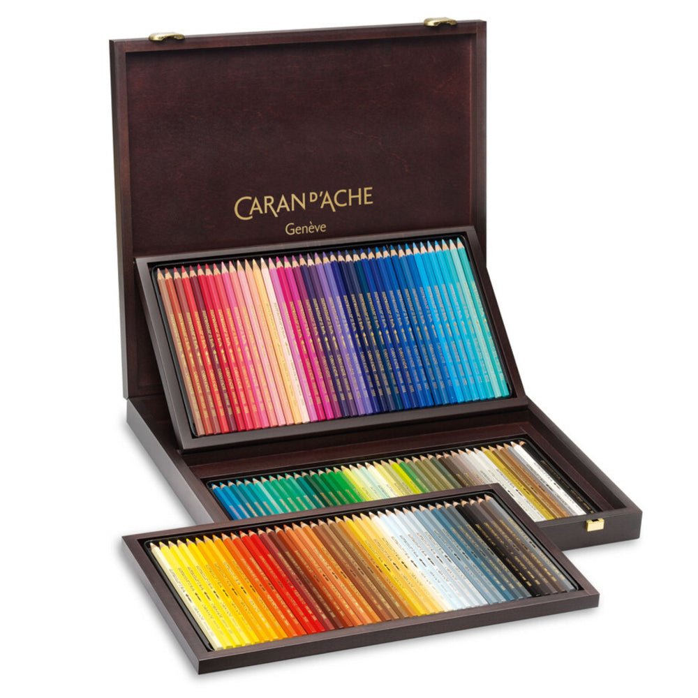 Lápis de cor aquarelável Caran D'Ache Supracolo, conjunto com 120 unidades, exibidos em estojo aberto.