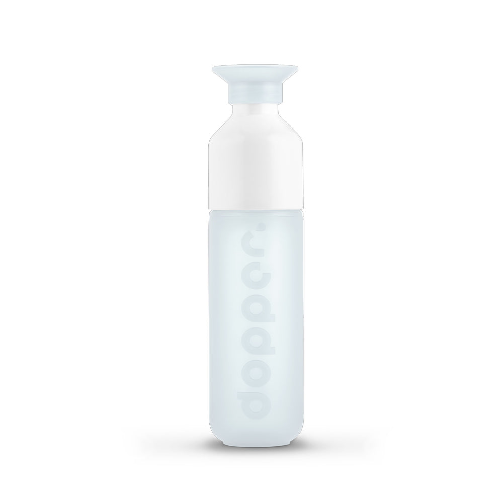 Garrafa Dopper Original de 450ml, transparente, feita para água gelada e sustentável, com bico de abertura fácil.