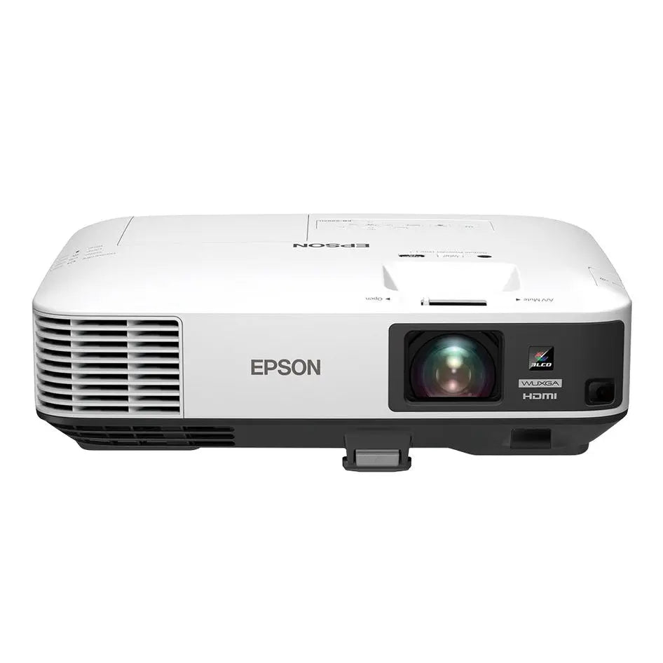 Projetor Epson EB-2250U para empresas, com alta luminosidade e resolução clara, exibindo uma imagem projetada em uma parede branca.