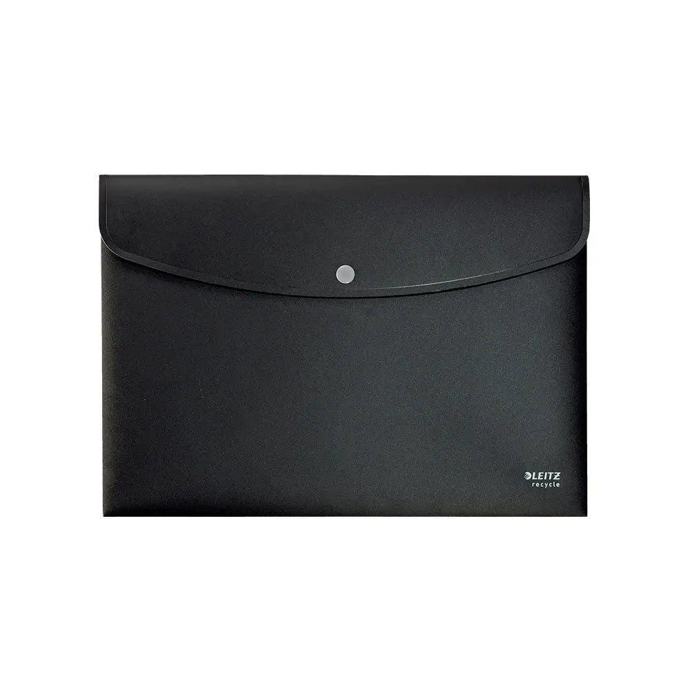 Bolsa envelope A4 Leitz preta com fecho botão, feita de material reciclado, prática e sustentável para documentos.