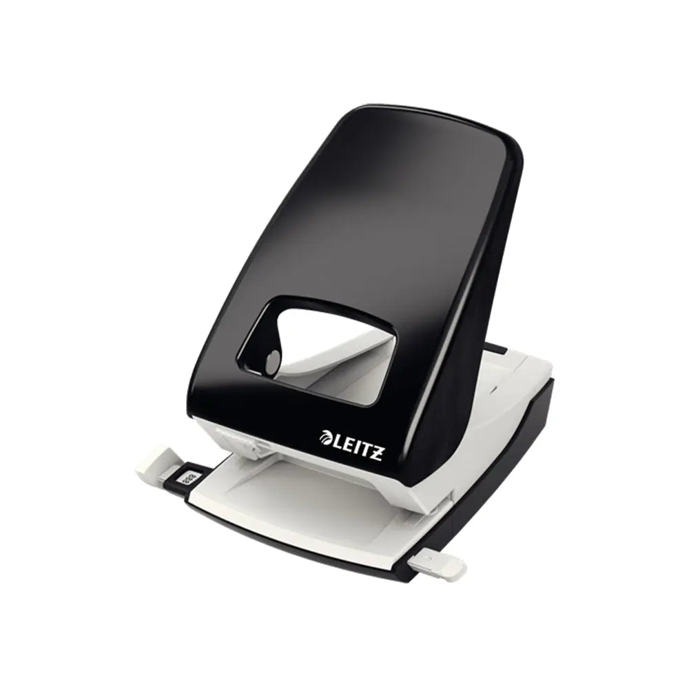 Furador Leitz preto para 40 folhas, com régua e furação de 4mm, modelo 5138, usado para organizar papéis.