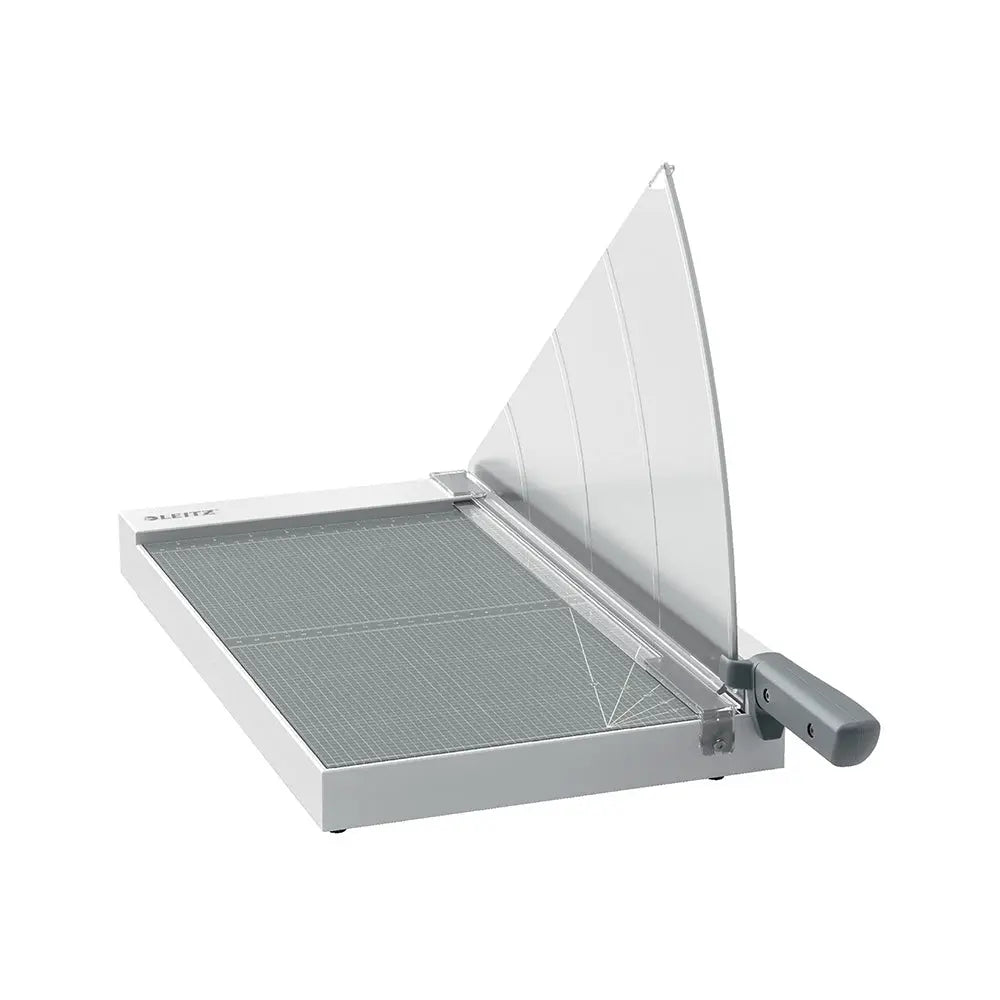 Guilhotina A3 Leitz Home Office para 10 folhas, com corte preciso, em ambiente de escritório.