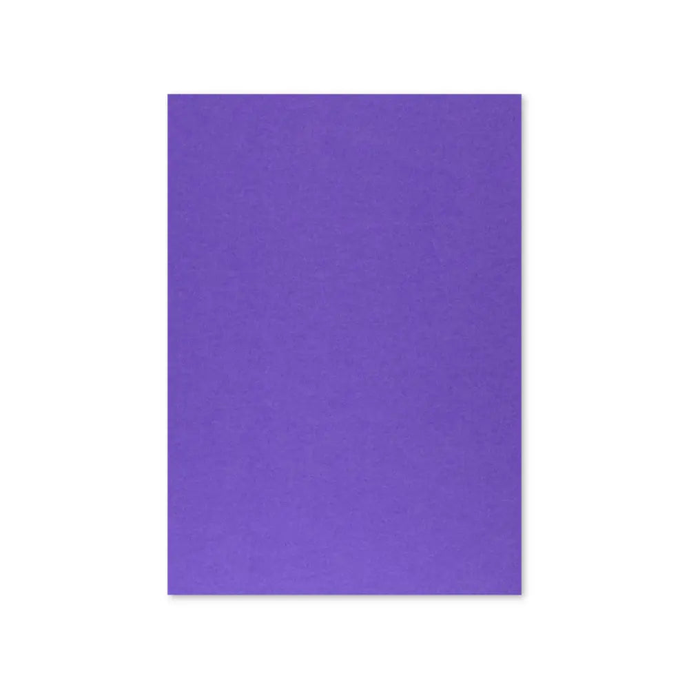 Cartolina A4 roxa de 250g da Neutral, 125 folhas para artes e projetos, vista com várias folhas empilhadas.