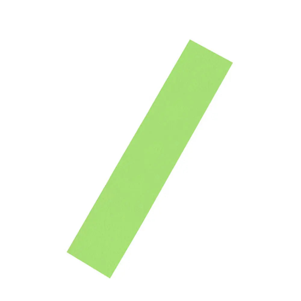 Papel crepe verde erva da Neutral, rolo de 50x250cm para decoração, com textura de papel crepe em imagem que mostra o rolo.