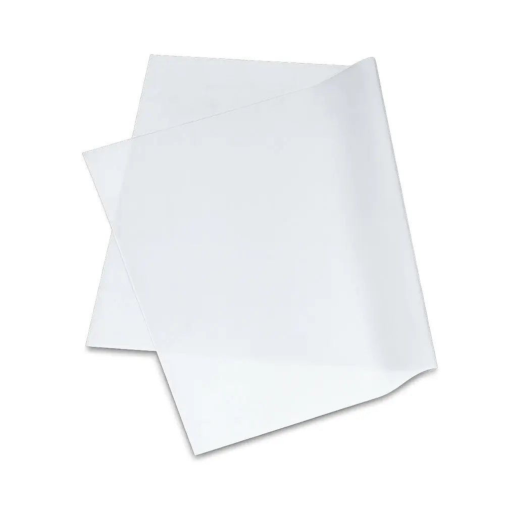 Papel manteigueiro neutro 34x45cm, 120g, para confeitaria, com 500 folhas, usado na preparação de doces e bolos.
