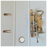 Pasta arquivo grande de polipropileno com rodízios, tamanho 320x288 mm, marca Neutral, com dano visível na imagem.