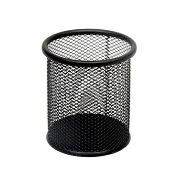 Porta lápis redondo preto em rede para organização de materiais de escrita e escritório.