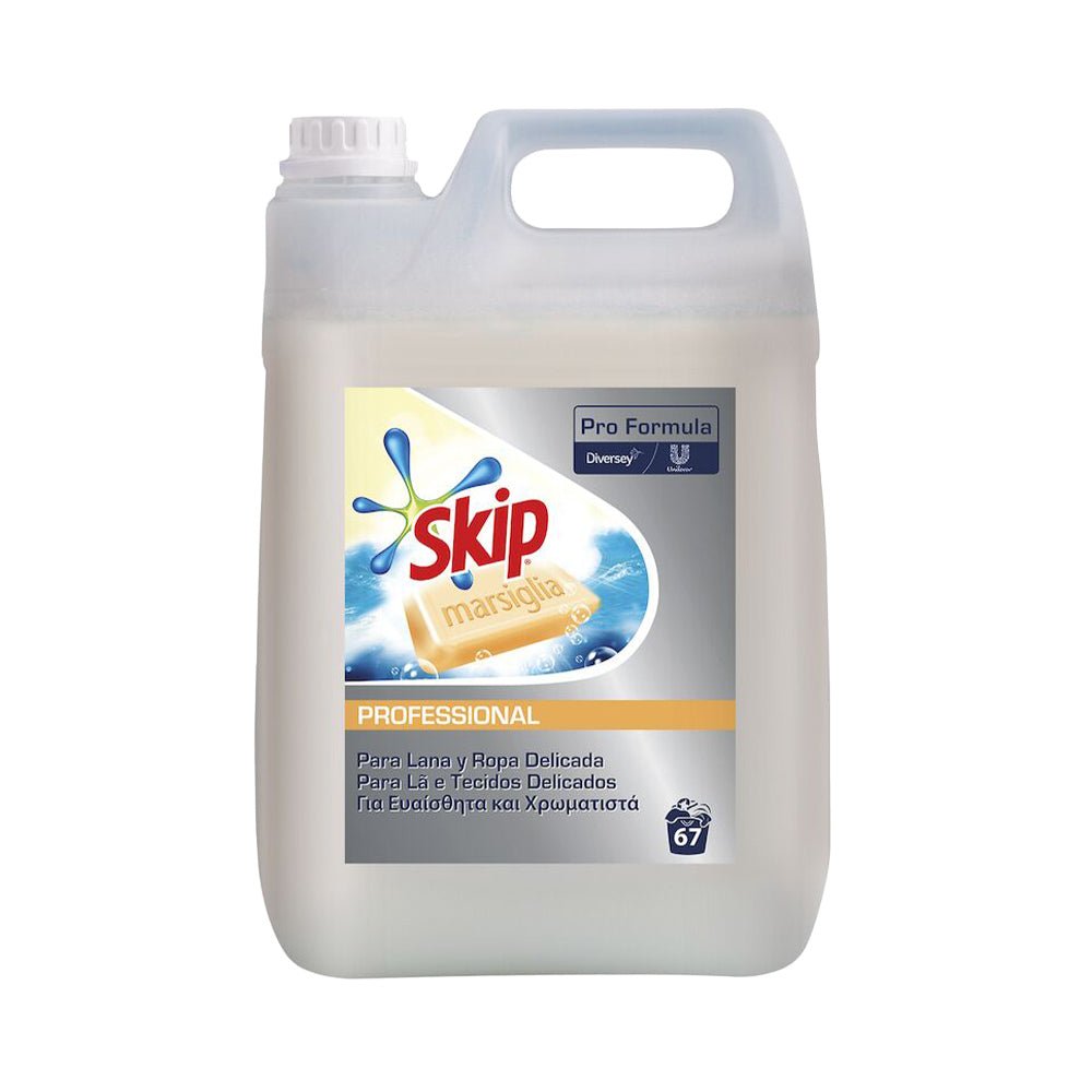 Detergente líquido Skip Pro Marselha para máquina de roupa, 67 doses, embalagem com frasco azul e rótulo detalhado.
